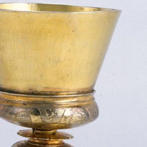 Pormenor da copa de cálice em prata dourada. Século XVII.