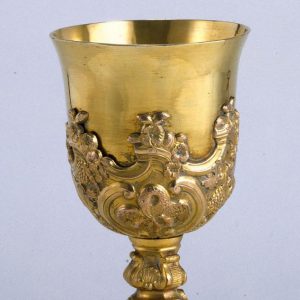 Pormenor da copa de cálice em prata dourada. Século XVIII.