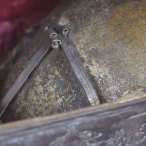 Parte de crânio. Pormenor de cofre relicário em prata. Século XVIII.