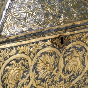 Pormenor de motivos vegetalistas em cofre relicário de prata dourada. Século XV.