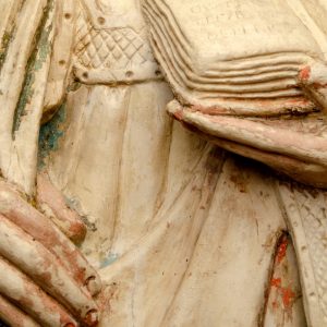 Mão segurando livro. Pormenor da escultura em calcário de Santa Bárbara. Século XV.