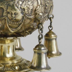 Tintinábulos e cabeças de anjo. Pormenor de cálice em prata dourada. Século XVI.