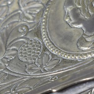Medalhão com efígie. Pormenor de caixa de rapé em prata. Século XIX.