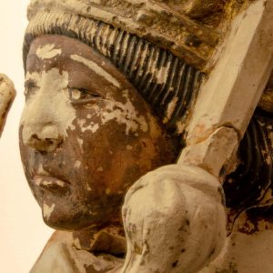 Rosto de Santo Padre. Pormenor de escultura em calcário policromado. Século XV.