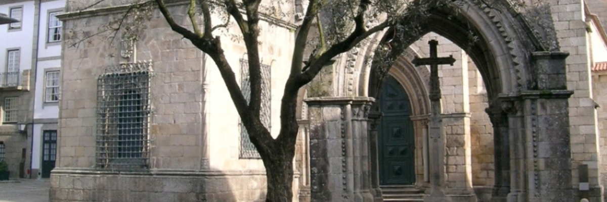 Oliveira da Praça da Oliveira, con Padrão do Salado e Igreja de fundo. Centro Histórico de Guimarães.