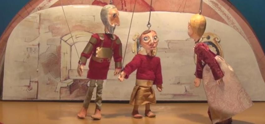 Cenário do teatro de marionetas 'Afonso Henriques: um Rei a valer!', com personagens.