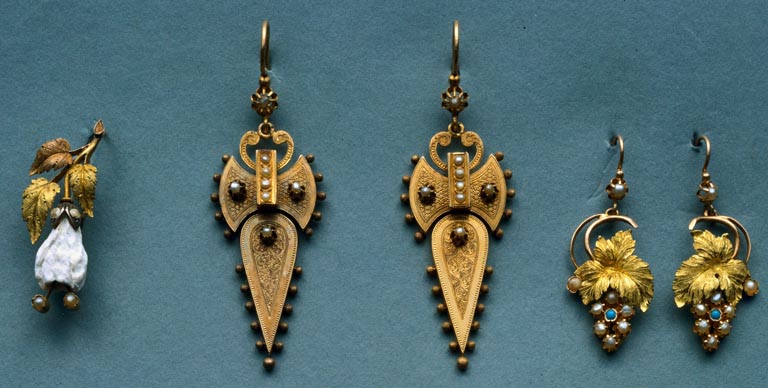 Dois pares de brincos e um pendente, pertencentes à coleção do Museu